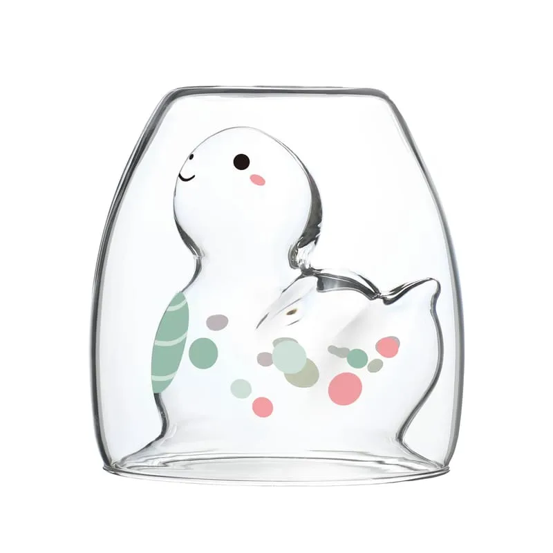 一個小動物造型的透明玻璃容器,飾有淡綠、粉紅與灰色圓點,置於白色背景上。